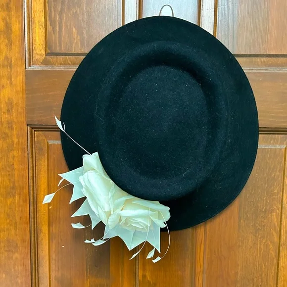 Plaza Suite | Accessories | Vtg Elegant Church Hat With  display picture 3